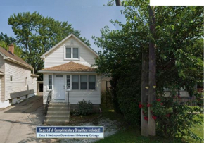 Cozy 3 Bedroom Downtown Hideaway Cottage with Complimentary Breakfast